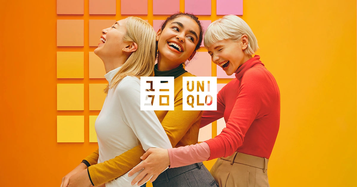 Creative OOH idea from Uniqlo: Hug each other in front of the vending machine to receive free gifts from the latest collection - Photo 2.