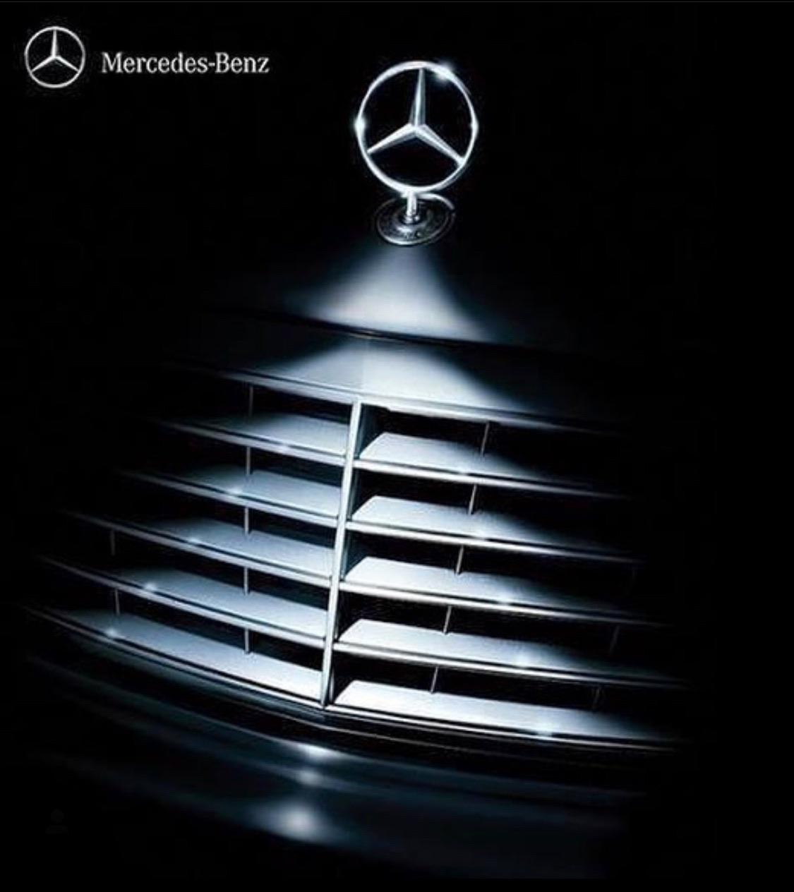 Mercedes with Christmas Print Ads is simple but still trendy