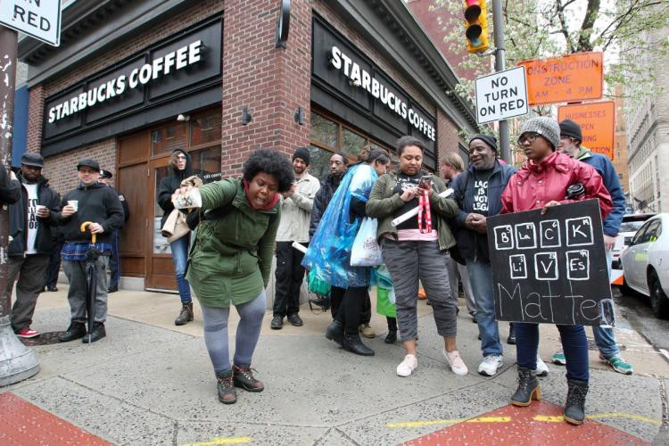 Accusing discrimination, Starbucks temporarily closes more than 8,000 stores in the US for training - photo 2.