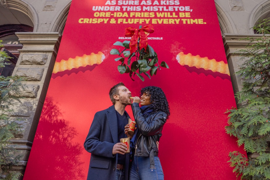TOP 10 Extremely Impressive OOH Advertising Campaigns in Christmas 2024 - Photo 14.